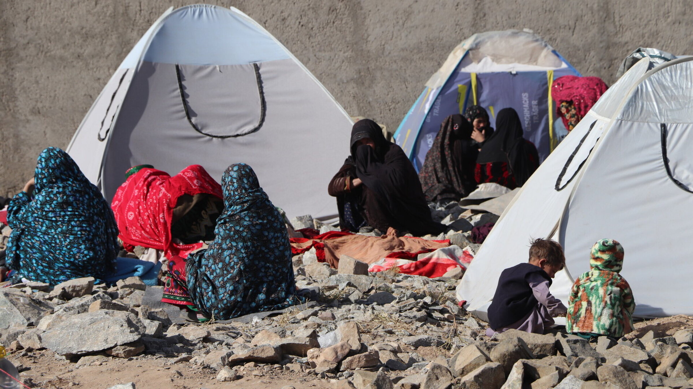 Afghanische Geflüchtete in einem Zeltlager 