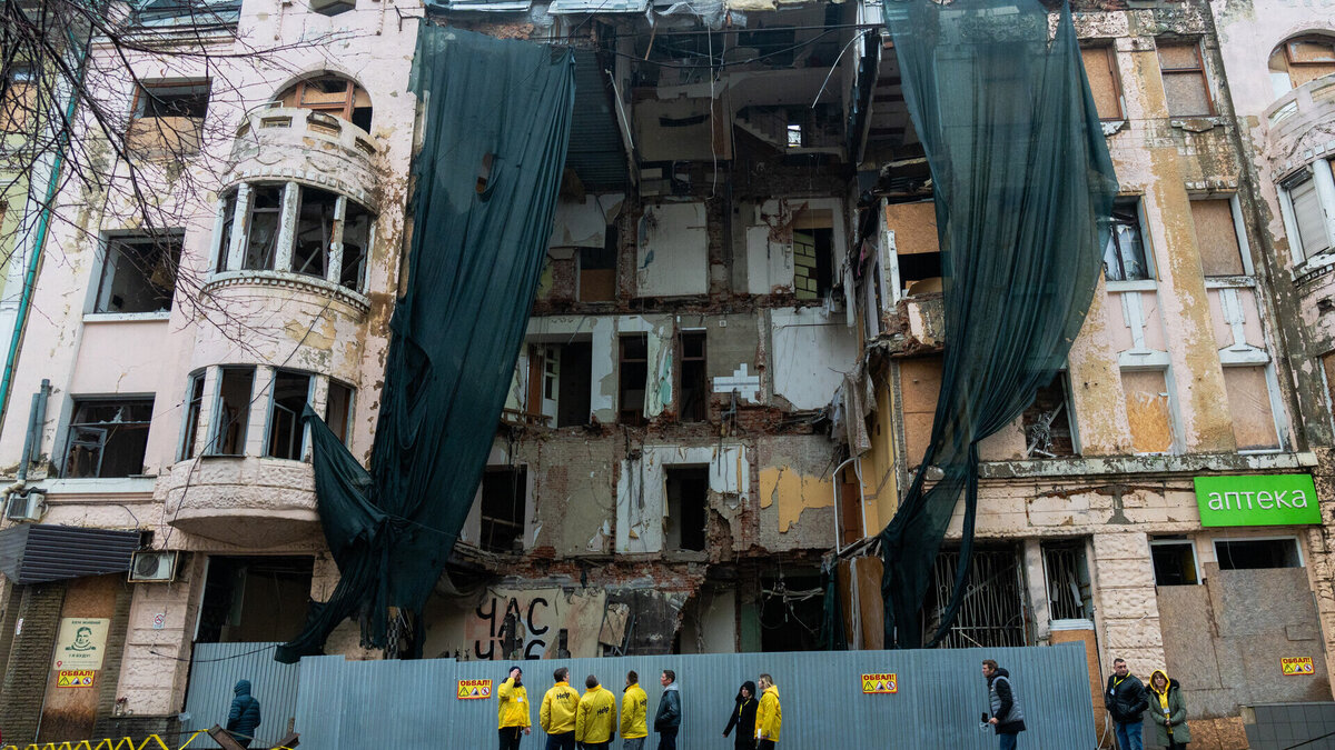Ein durch Bombenangriffe zerstörtes Wohnhaus in Charkiw