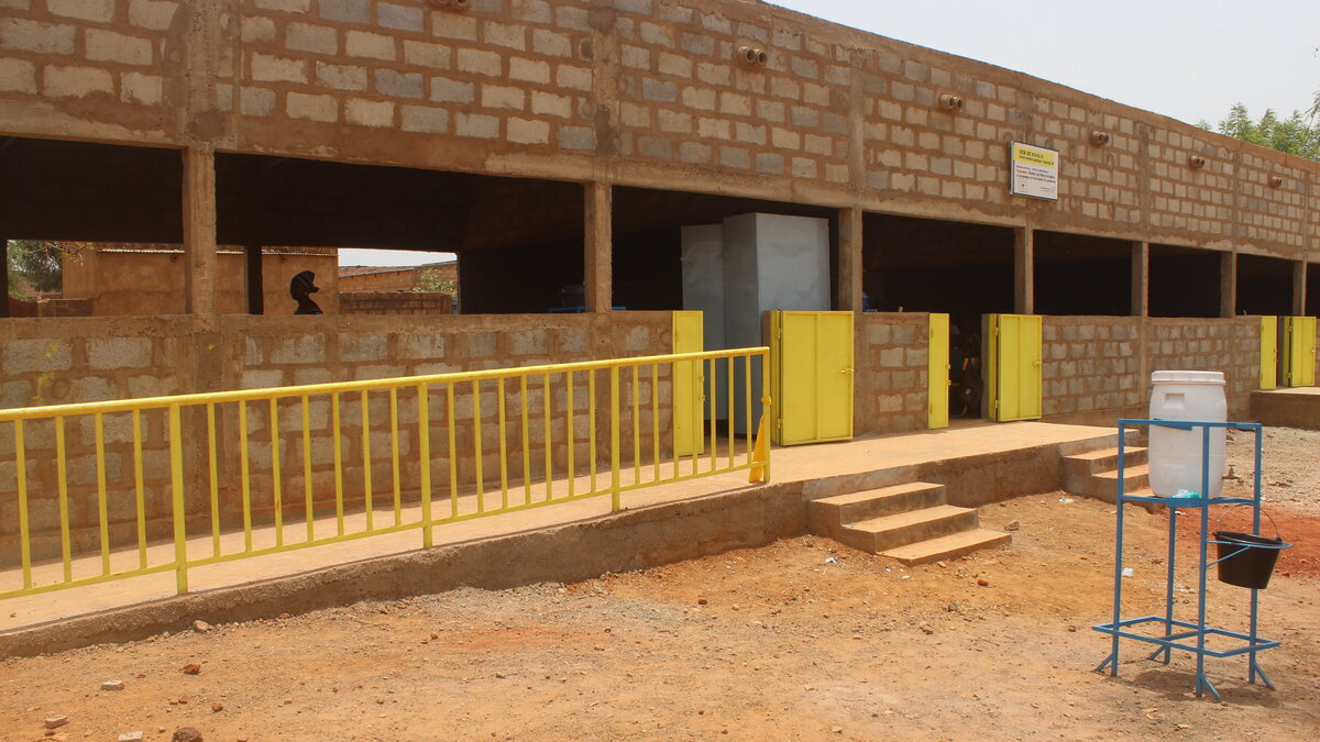 Außenansicht eines neuen Schulgebäudes mit Rampe in Burkina Faso
