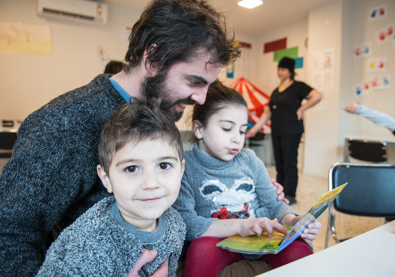Help-Mitarbeiter mit geflüchteten Kindern im Mosaico Haus in Athen