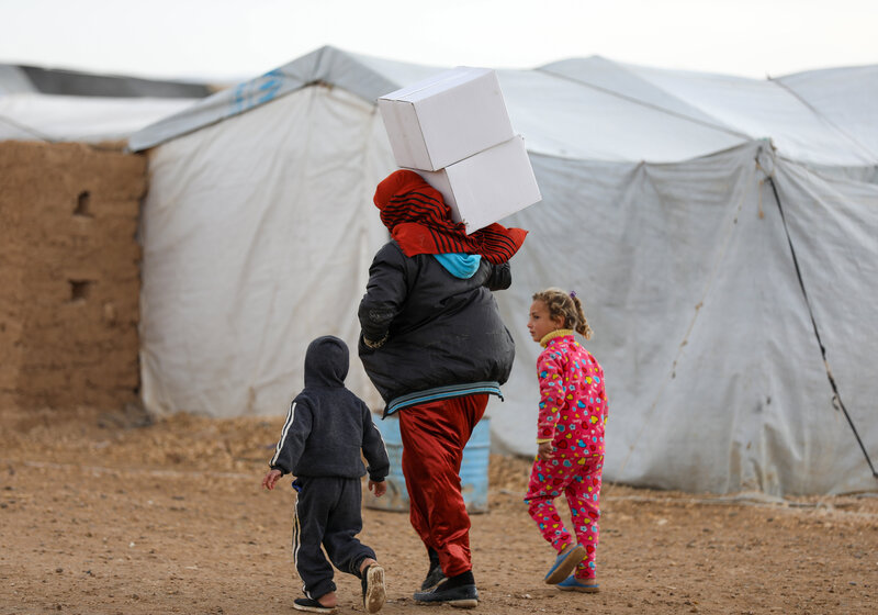 Mutter und Kinder in syrischem Flüchtlingslager