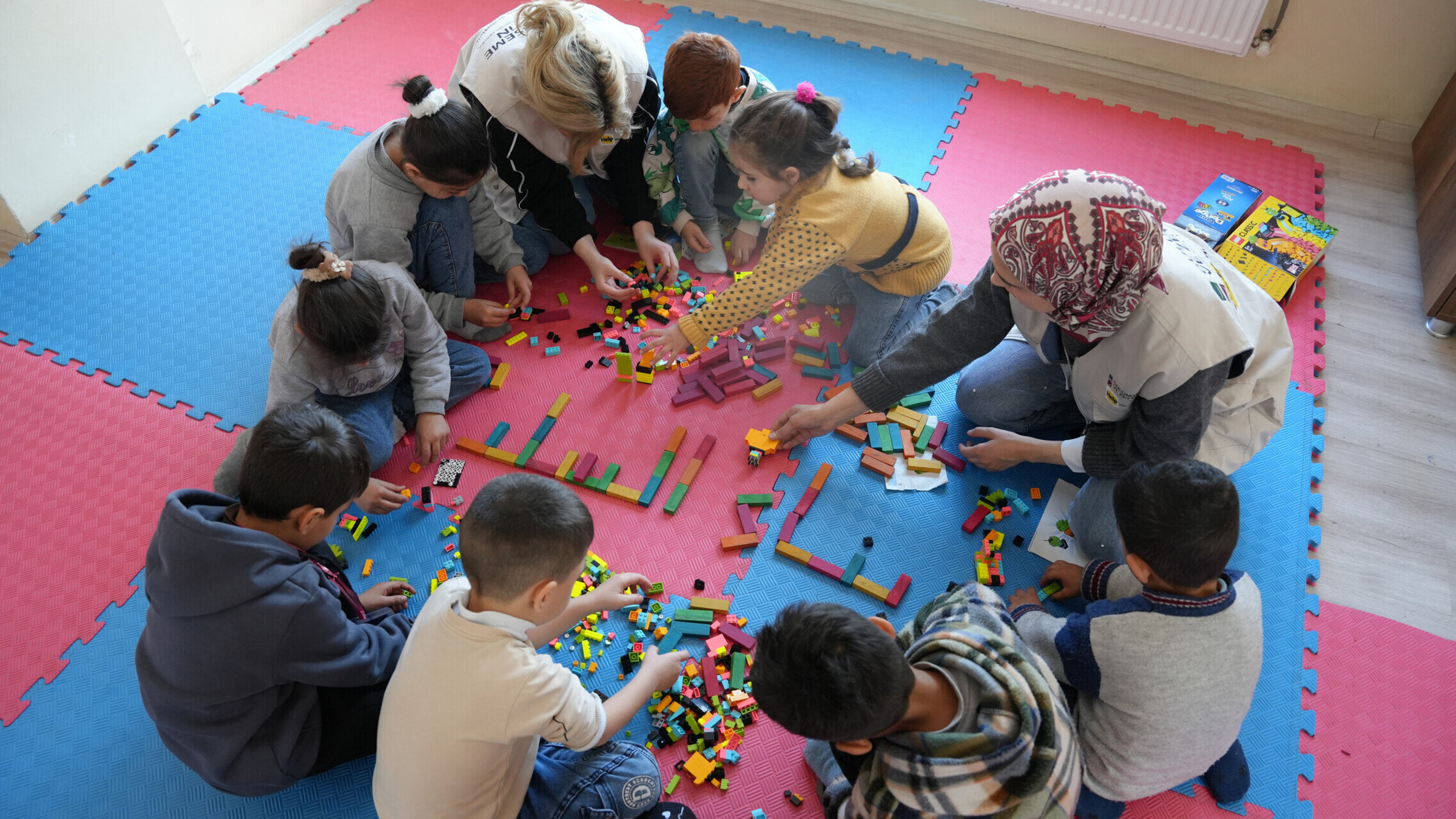 Zwei Helferinnen führen Freizeitangebote für Kinder durch