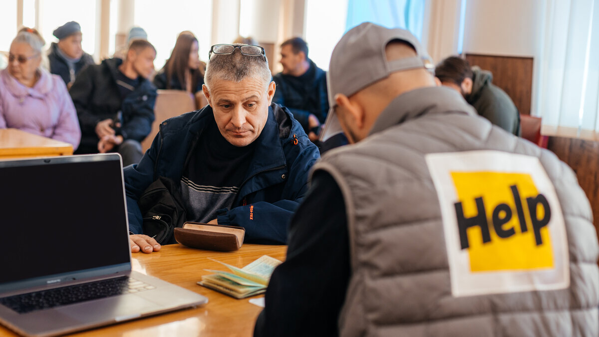 Ein Mitarbeiter der Hilfsorganisation Help im Gespräch mit einem Mann