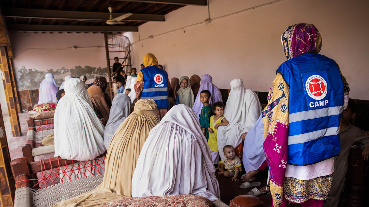 Lokalisierung: In Pakistan arbeitet Help eng mit CAMP zusammen Zwei humanitäre Helferinnen im Gespräch mit pakistanischen Frauen