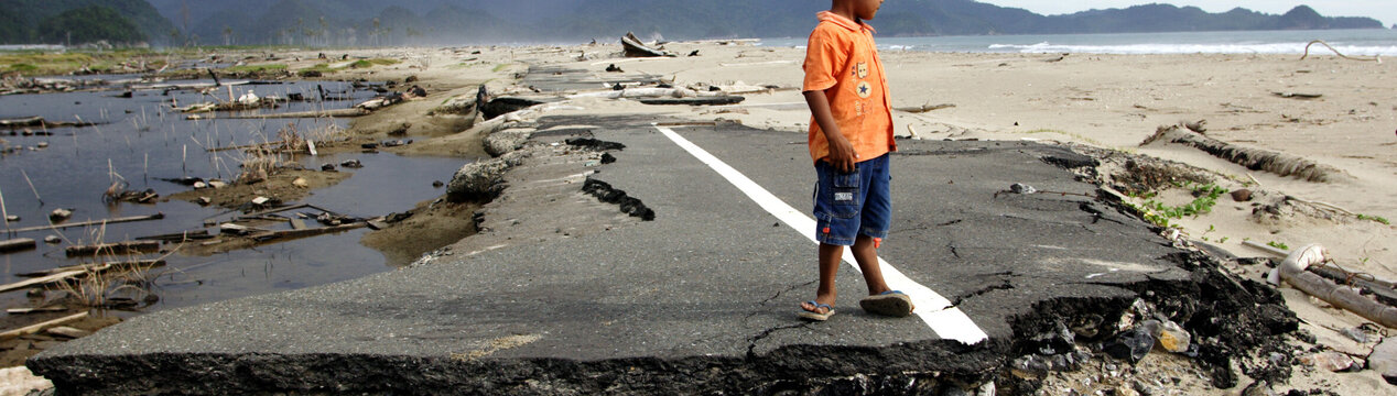 Zerstörte Straßen nach Tsunami in Indonesien