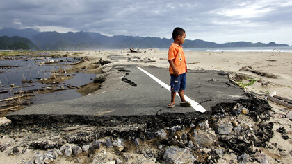 Zerstörte Straßen nach Tsunami in Indonesien