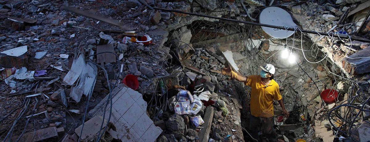 Spenden Erdbeben Indonesien Helfer suchen nach einem Erdbeben in Indonesien nach Vermissten.