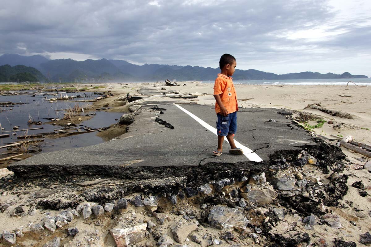 Zerstörte Küstenstraße nach dem Tsunami in Indonesien 2005 Zerstörte Küstenstraße nach dem Tsunami in Indonesien 2005