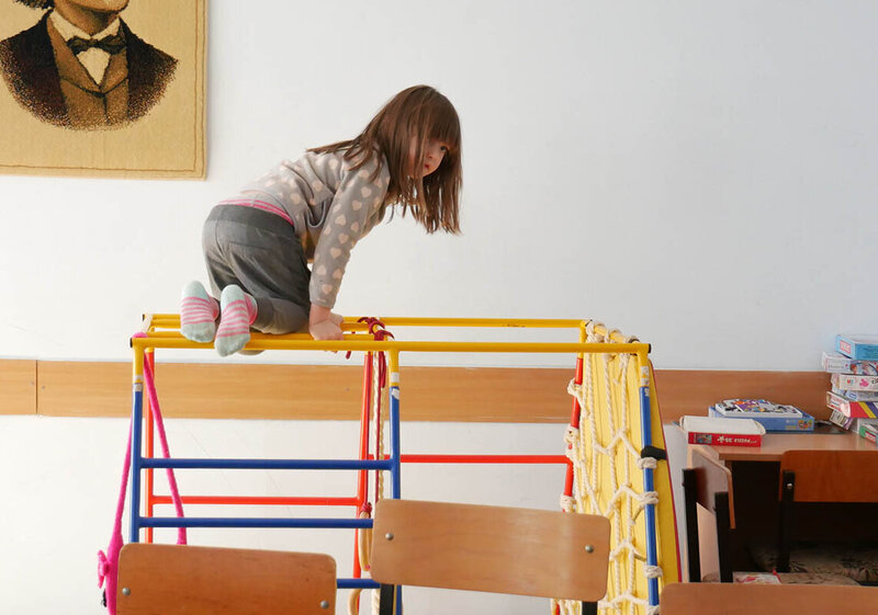  Ein spielendes Kind in einer Notunterkunft