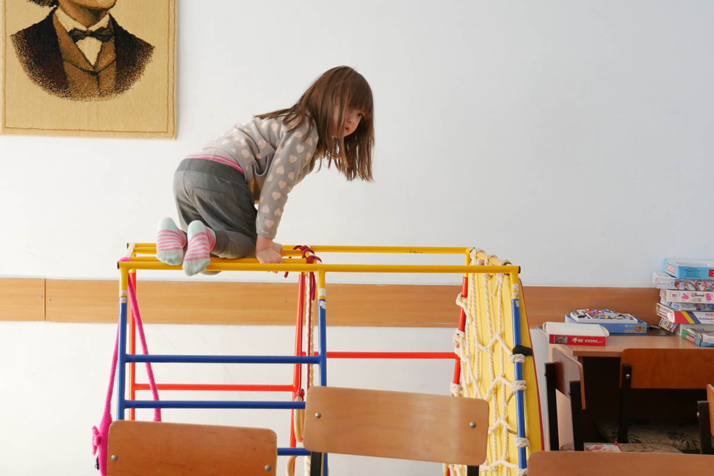  Ein spielendes Kind in einer Notunterkunft