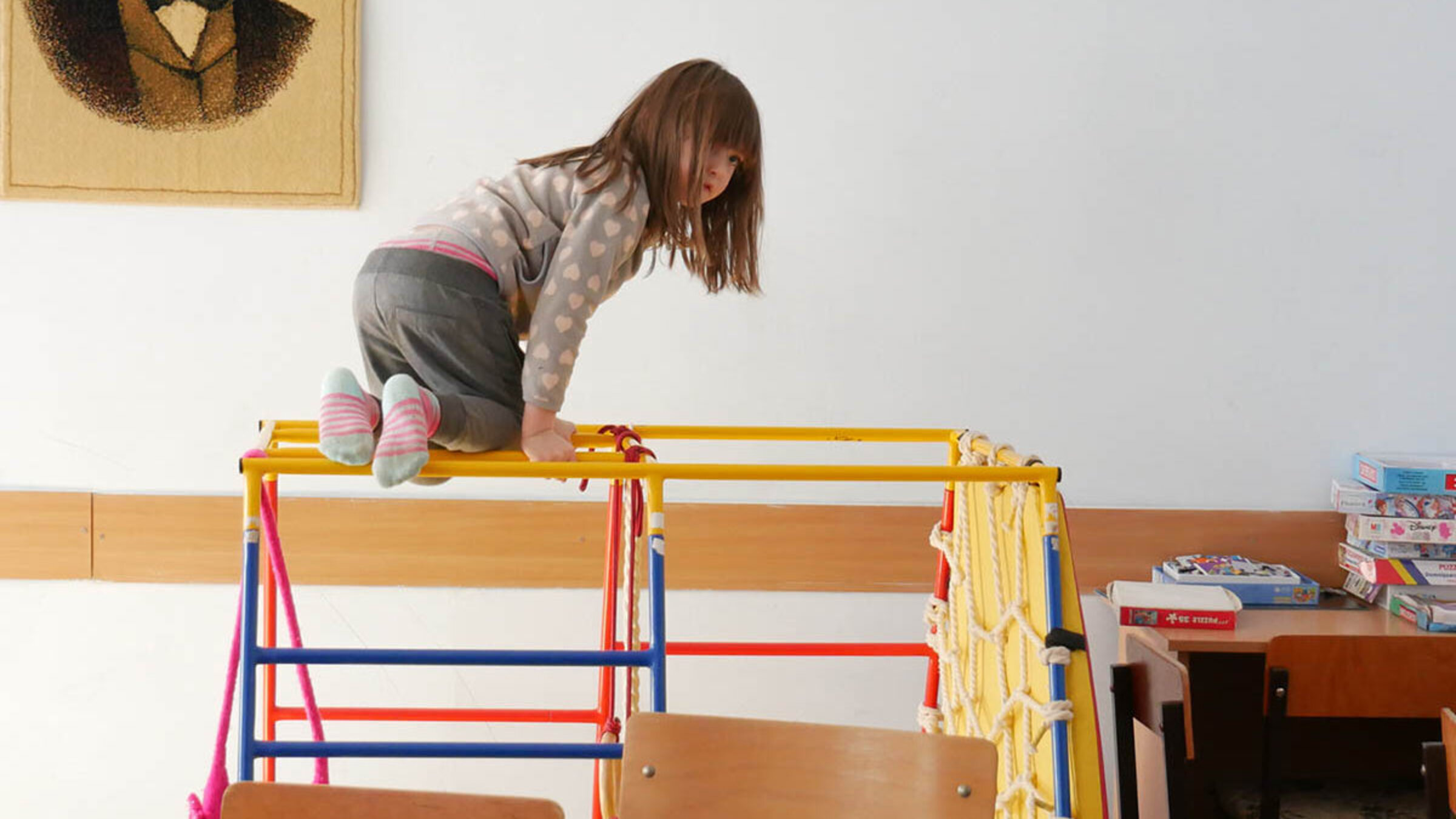  Ein spielendes Kind in einer Notunterkunft