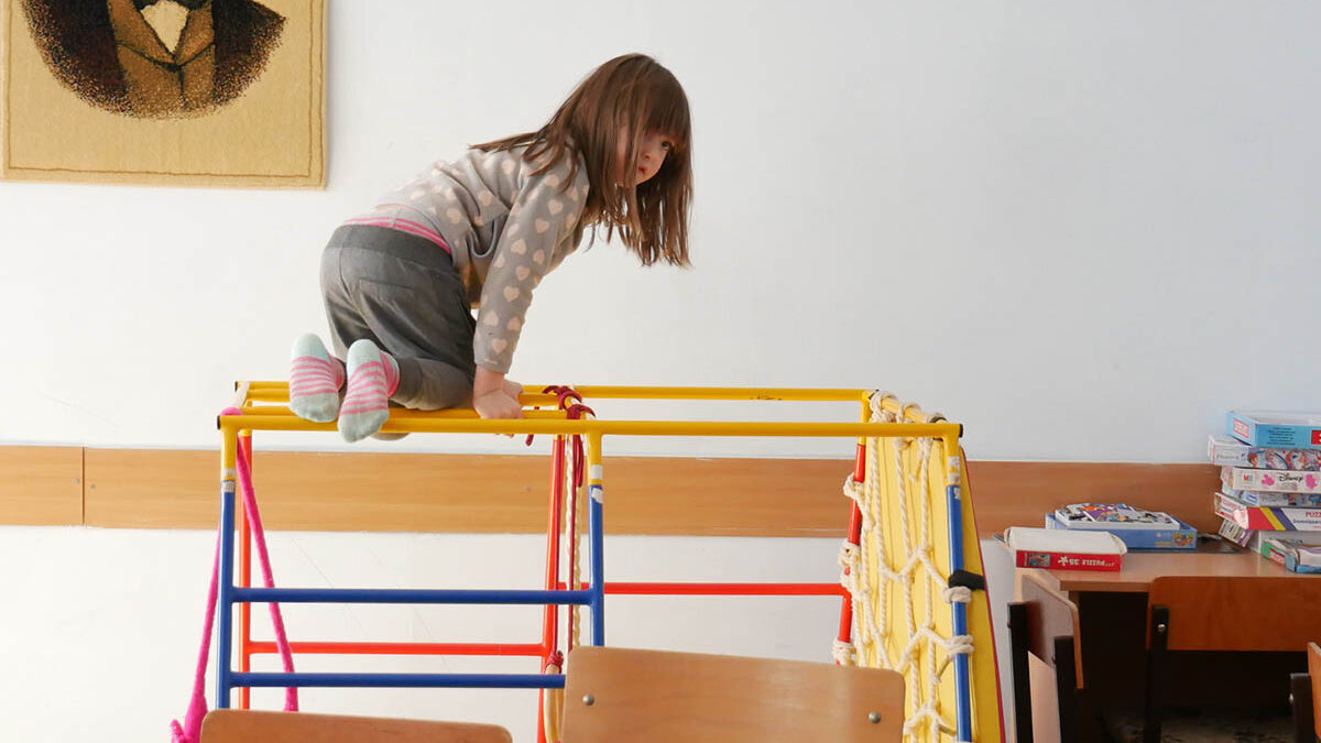  Ein spielendes Kind in einer Notunterkunft