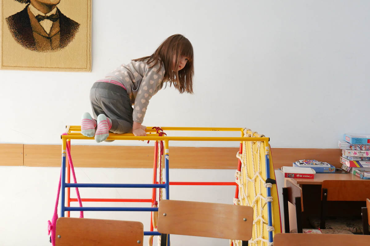  Ein spielendes Kind in einer Notunterkunft