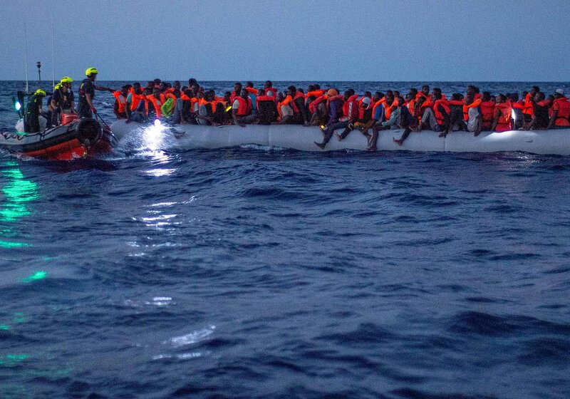 Ein überfülltes Schlauchboot im zentralen Mittelmeer