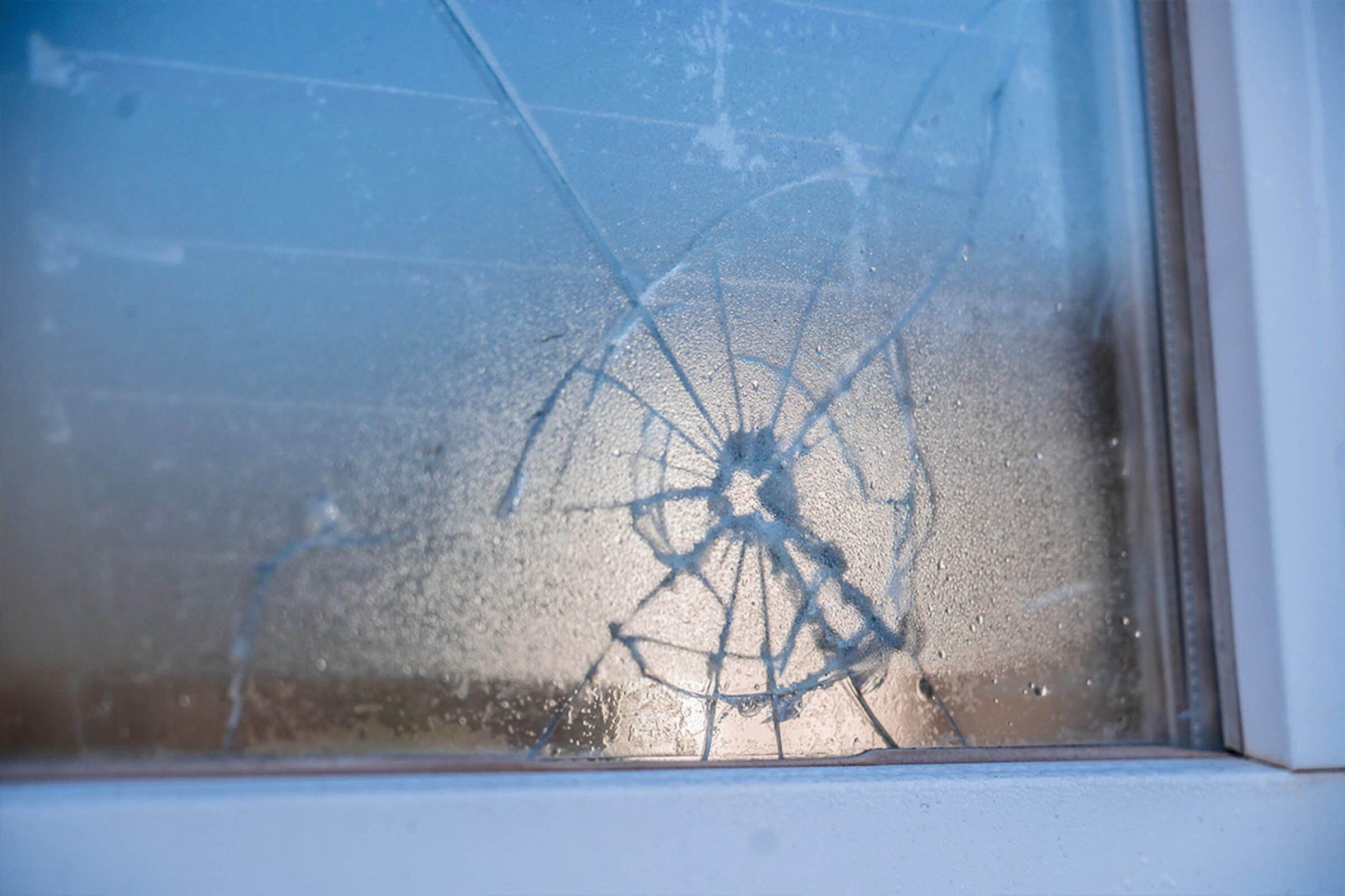 Einschussloch in einem Fenster 
