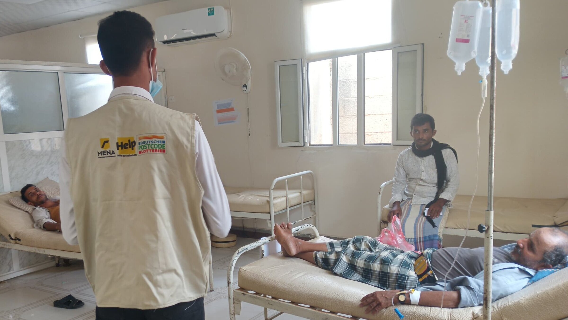 Ein Mitarbeiter unserer Partnerorganisation spricht mit Cholera-Erkrankten