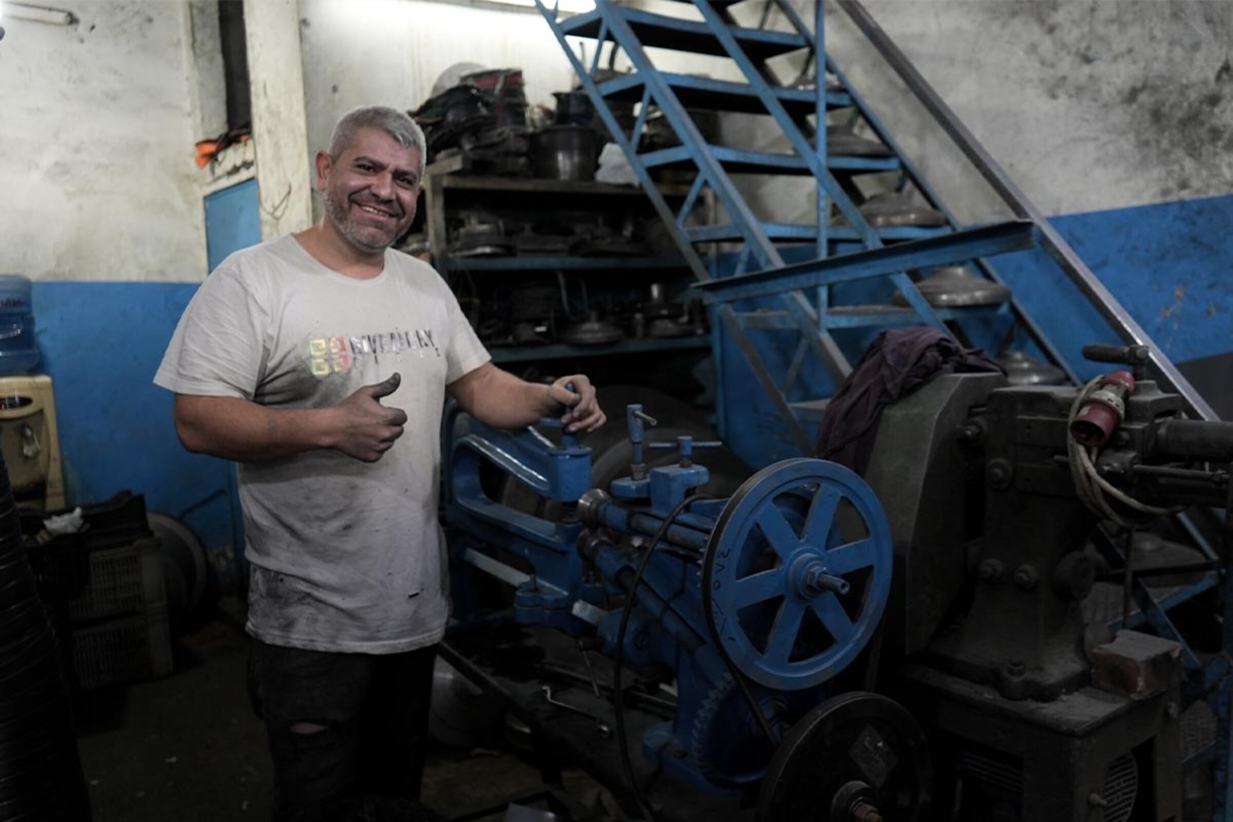 Metallbauer Krikor in seiner Werkstatt