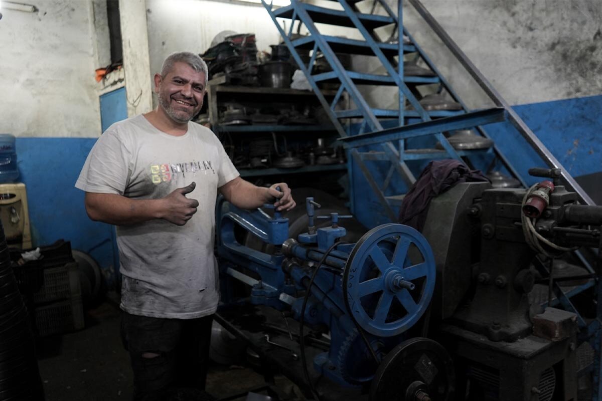 Metallbauer Krikor in seiner Werkstatt