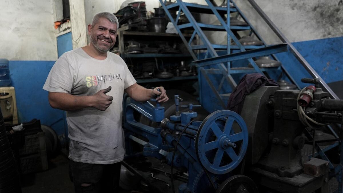 Metallbauer Krikor in seiner Werkstatt