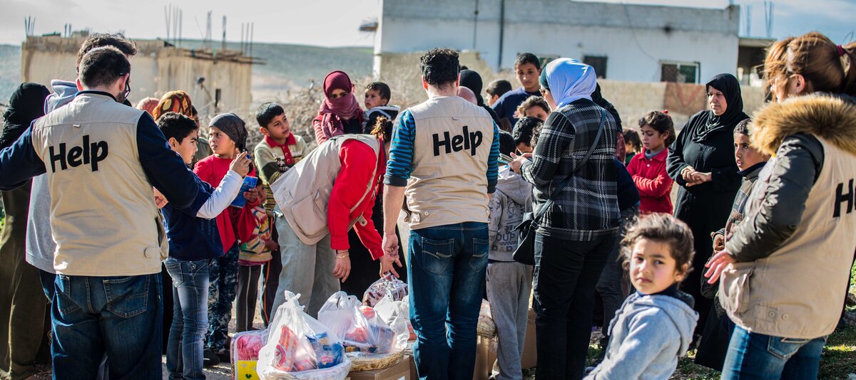 Humanitäre Hilfe in Jordanien: Geflüchtete erhalten Hilfsgüter von der Hilfsorganisation Help