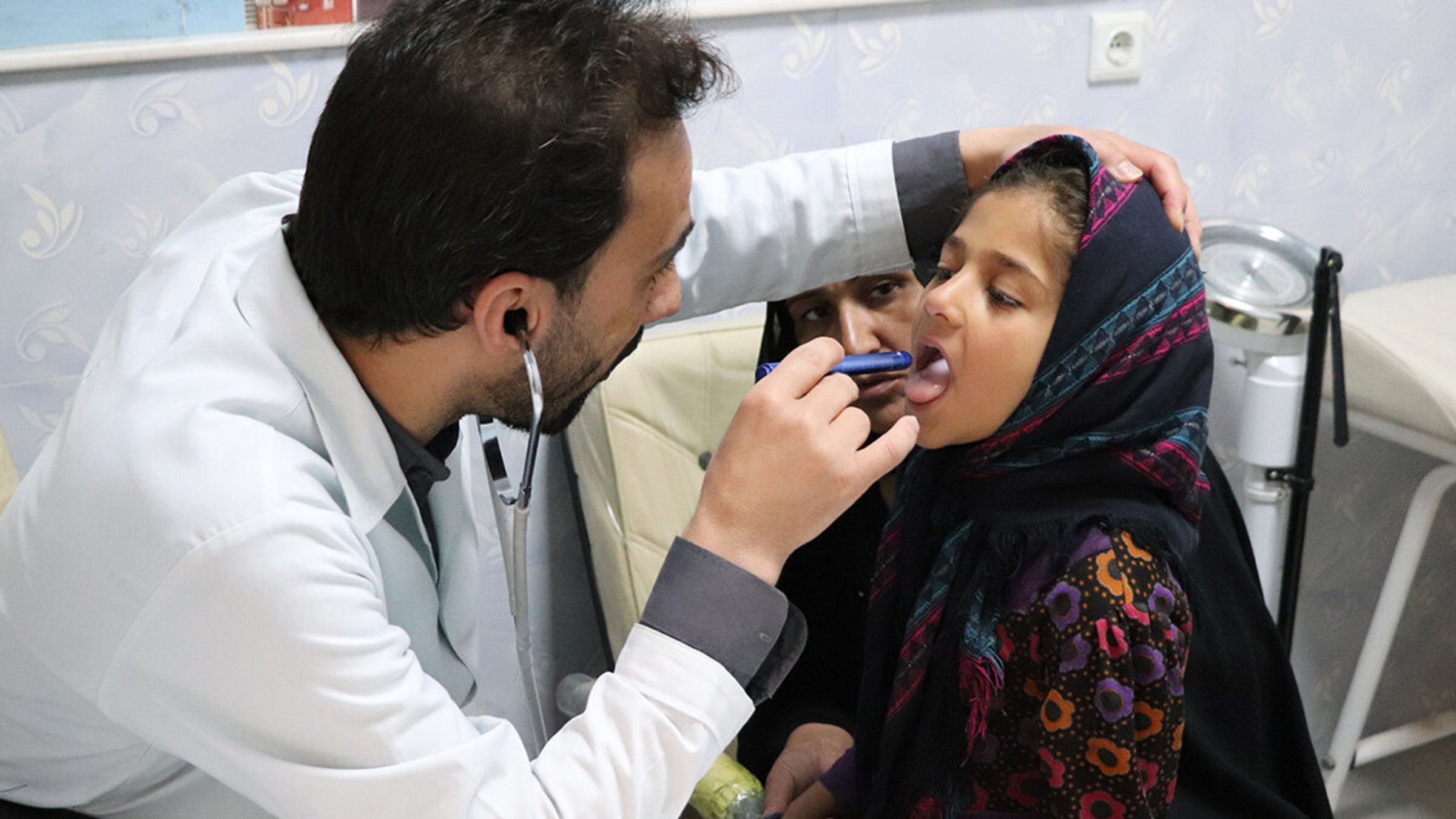 Ein Arzt untersucht ein afghanisches Mädchen