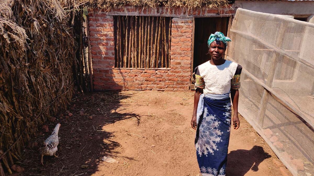 Yolanda aus Chipinge vor ihrem Hühnerstall