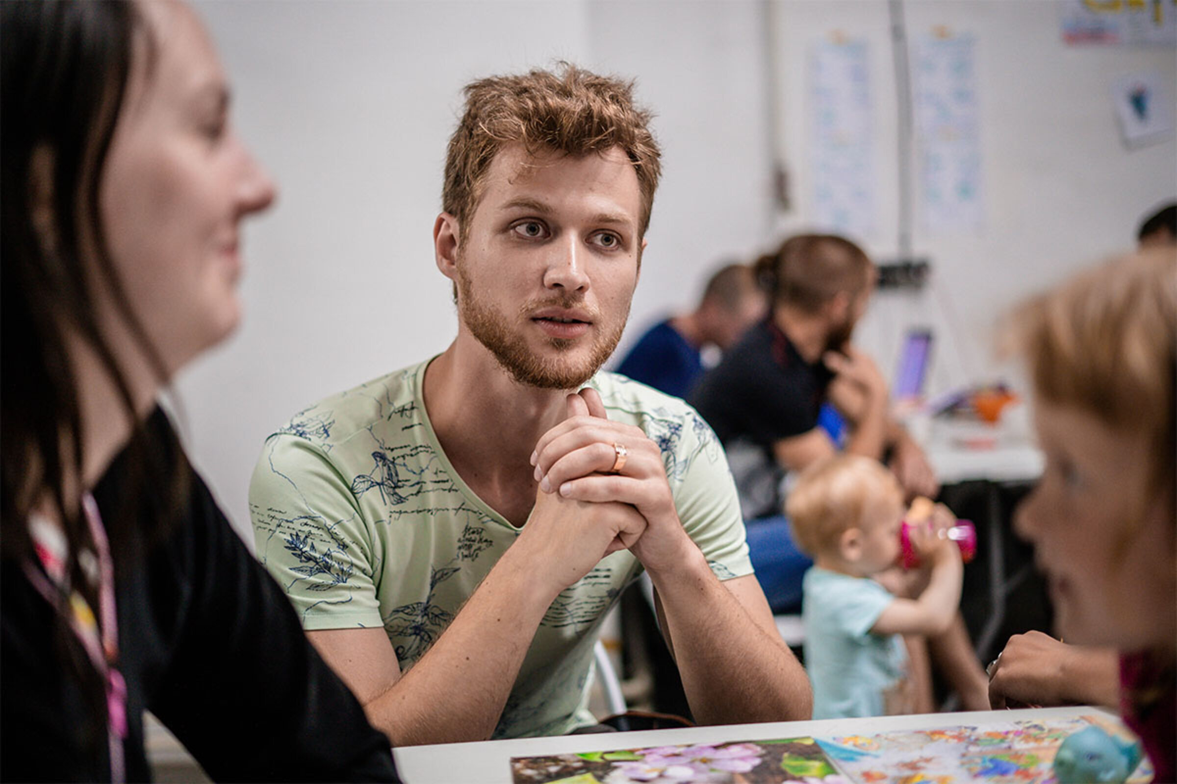 Ein Psychologe im Gespräch mit einer Familie.