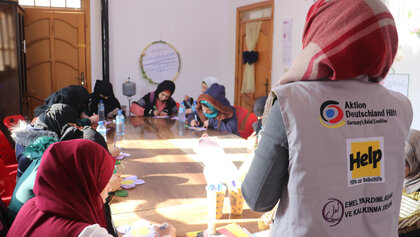 Eine Gruppe junger syrischer Frauen nimmt an einer kreativen Gruppenaktivität teil, die Teil eines Empowerment-Programms ist.