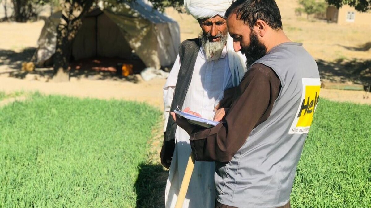 Ein Help-Mitarbeiter im Gespräch mit einem afghanischen Landwirt