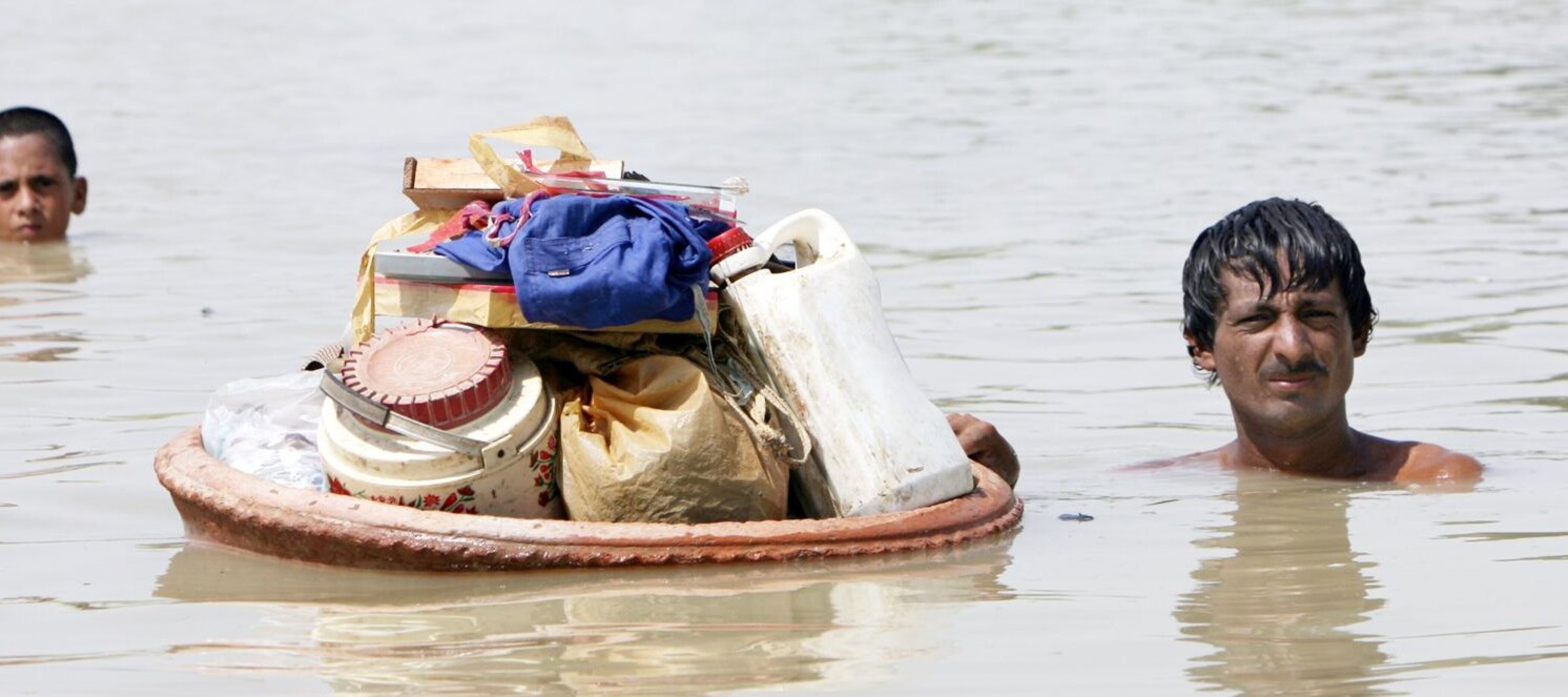 Mann transportiert Hab und Gut nach Überschwemmungen in Pakistan 