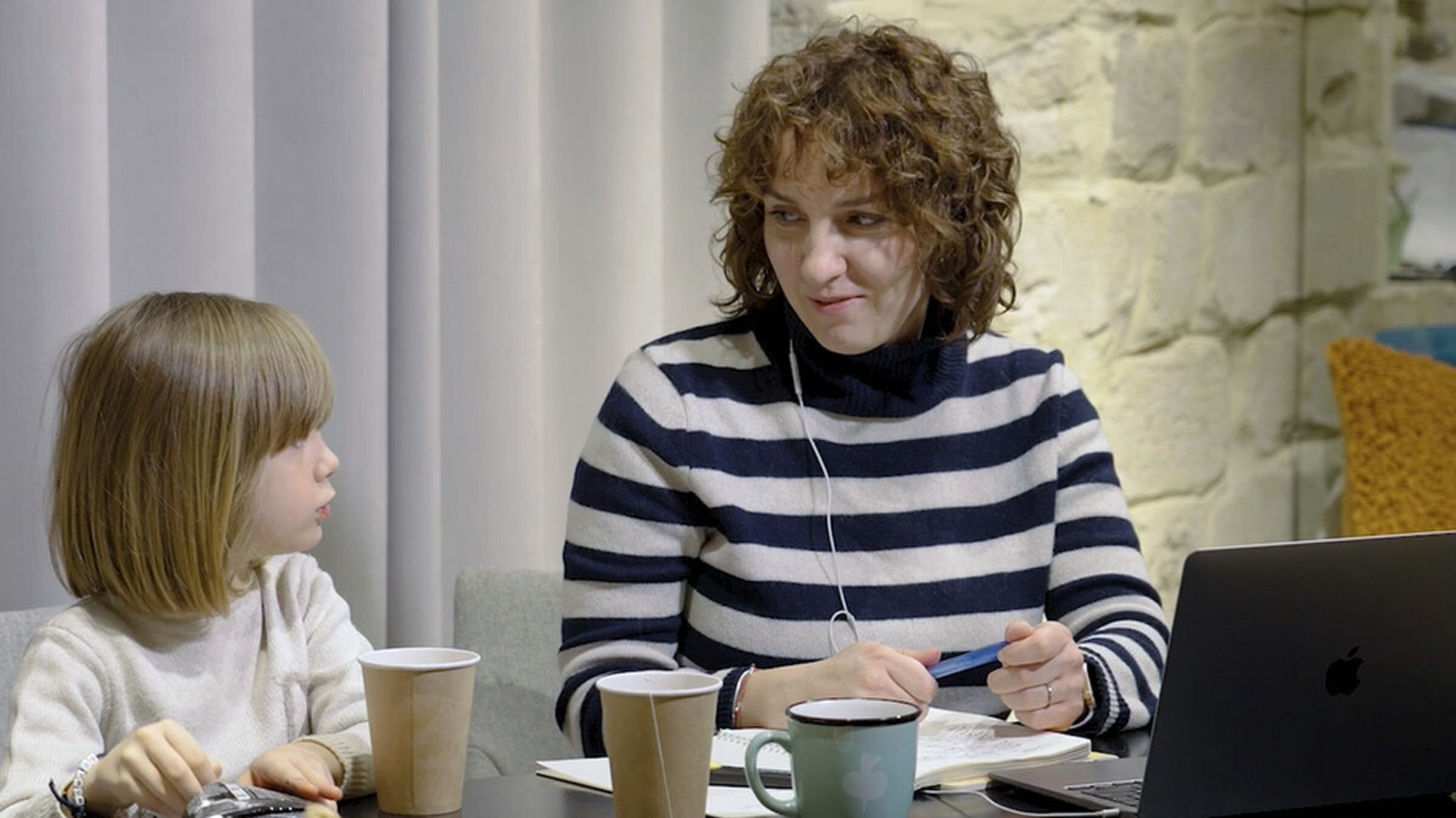 Olena und ihre Tochter sitzen gemeinsam an einem Tisch