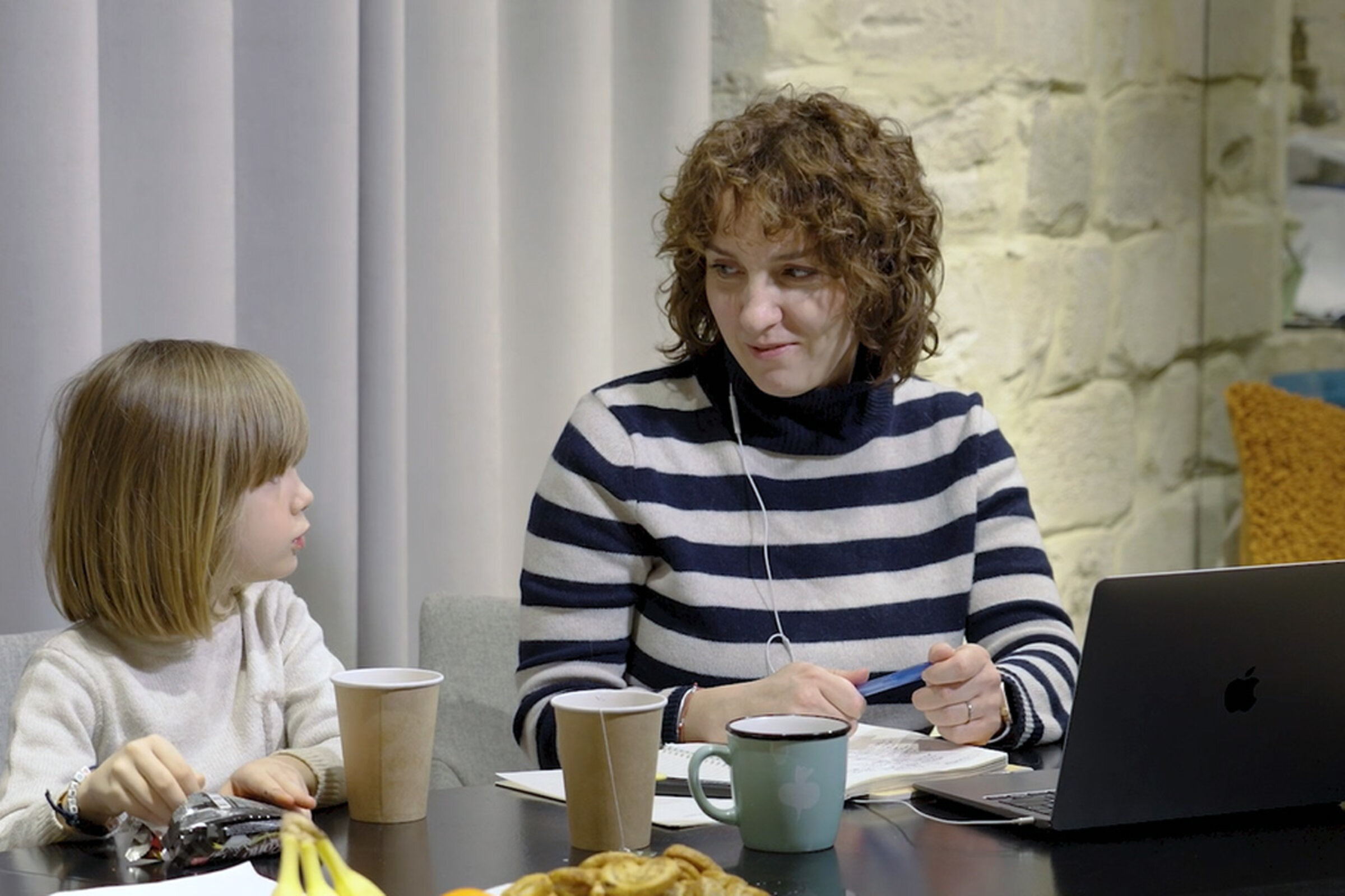 Olena und ihre Tochter sitzen gemeinsam an einem Tisch