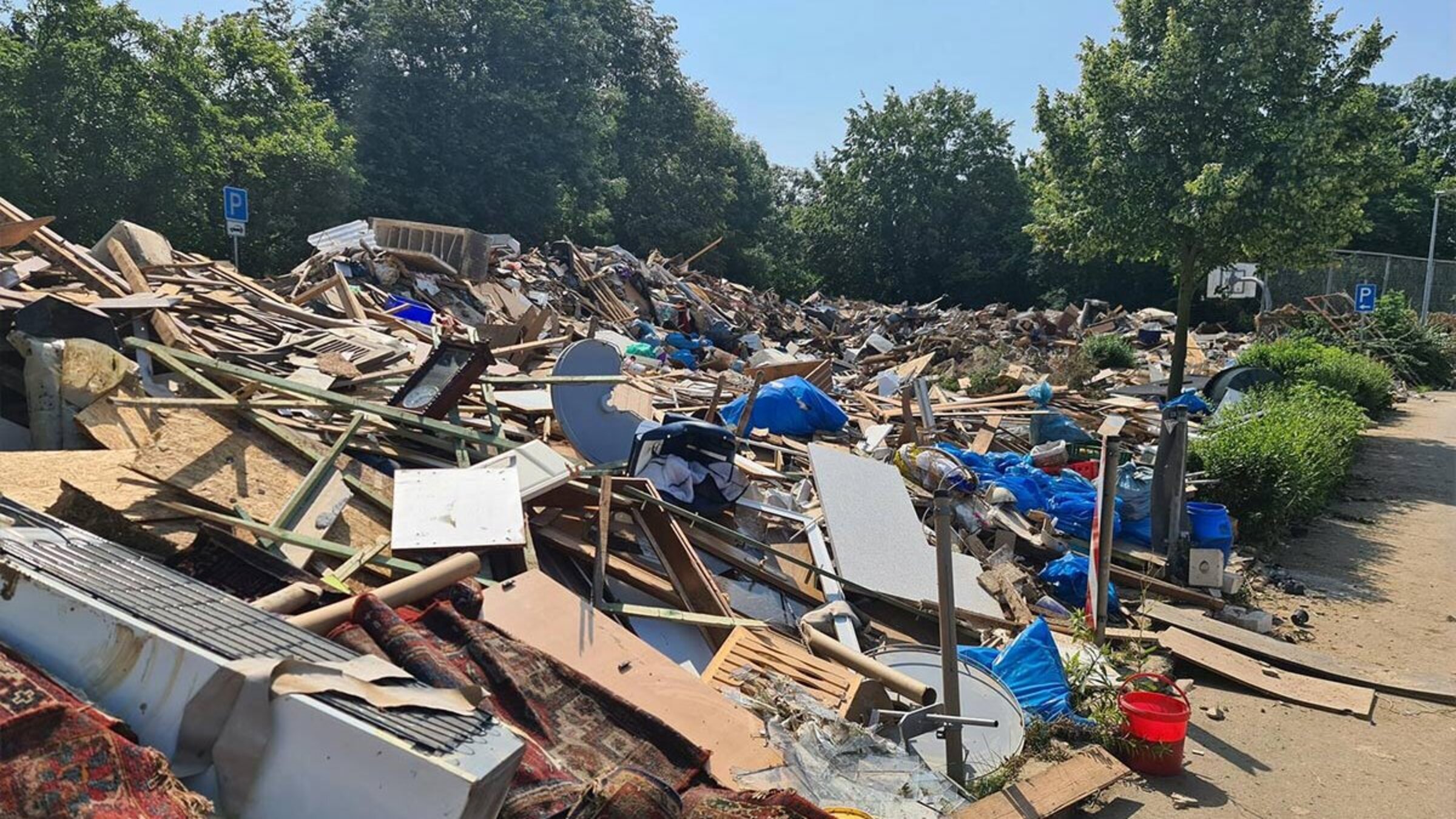 Spenden Hochwasser Deutschland: Aufräumarbeiten in Heimerzheim