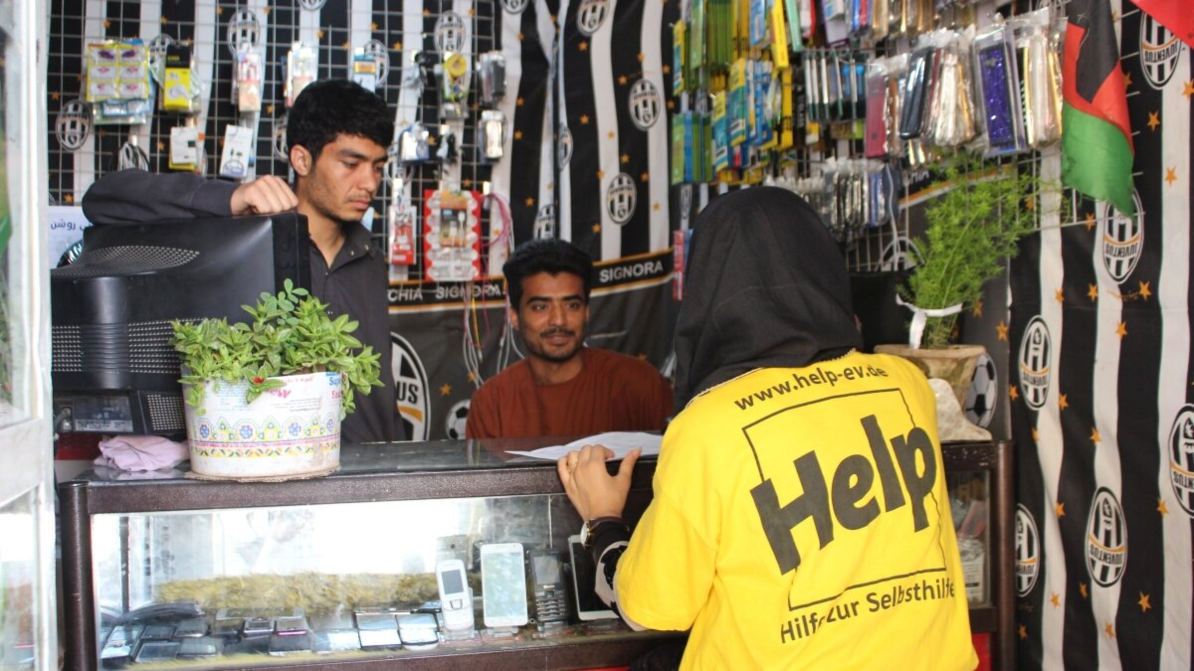 Zwei junge Unternehmer im Interview mit Help