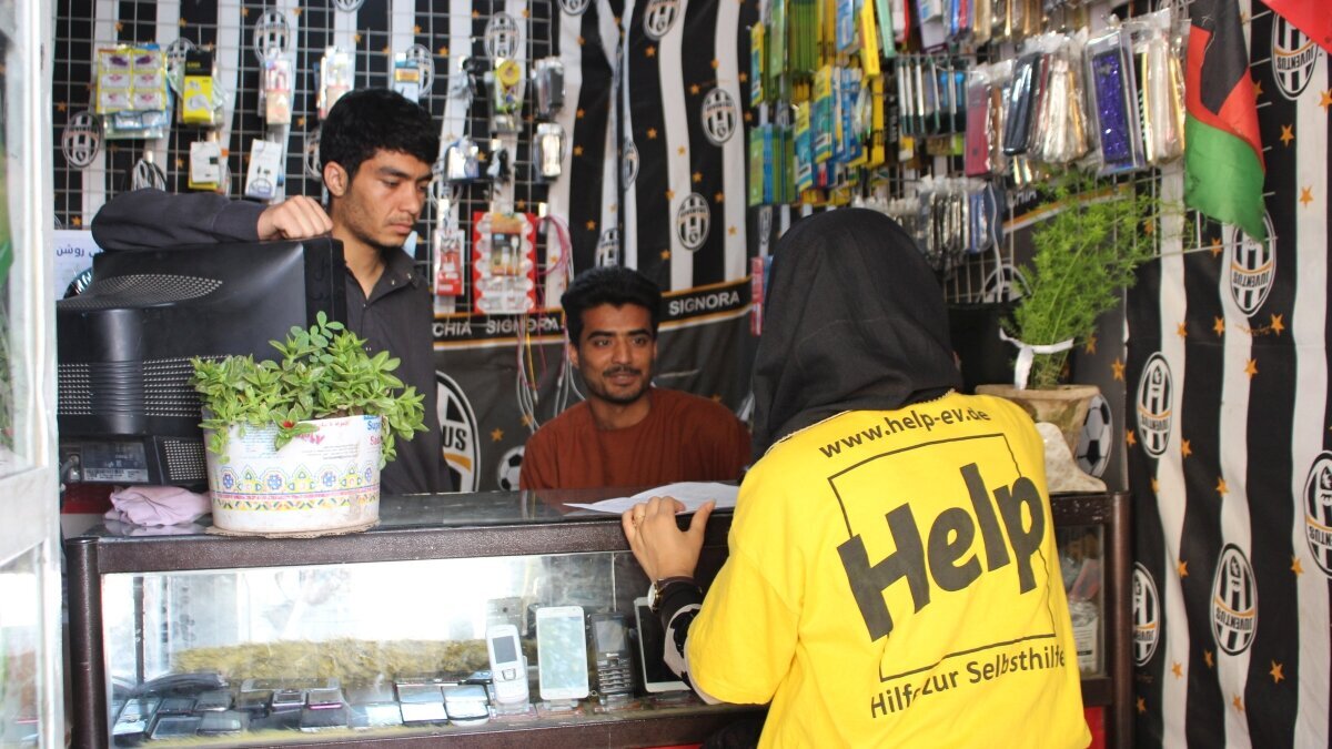 Zwei junge Unternehmer im Interview mit Help