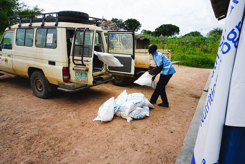 Help-Mitarbeiter nehmen eine Hilfslieferung im Südsudan an