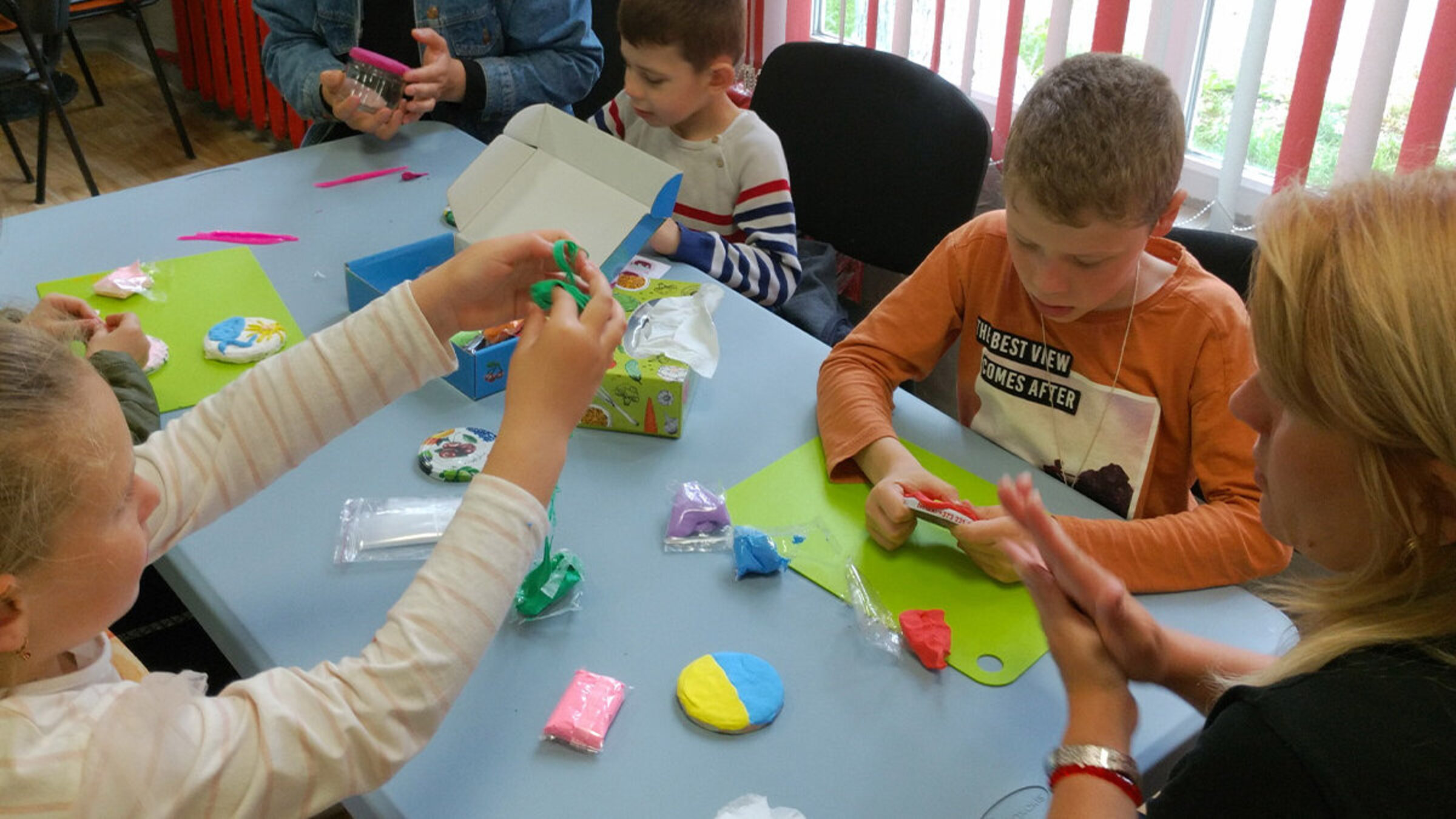 Ukrainische Kinder basteln gemeinsam