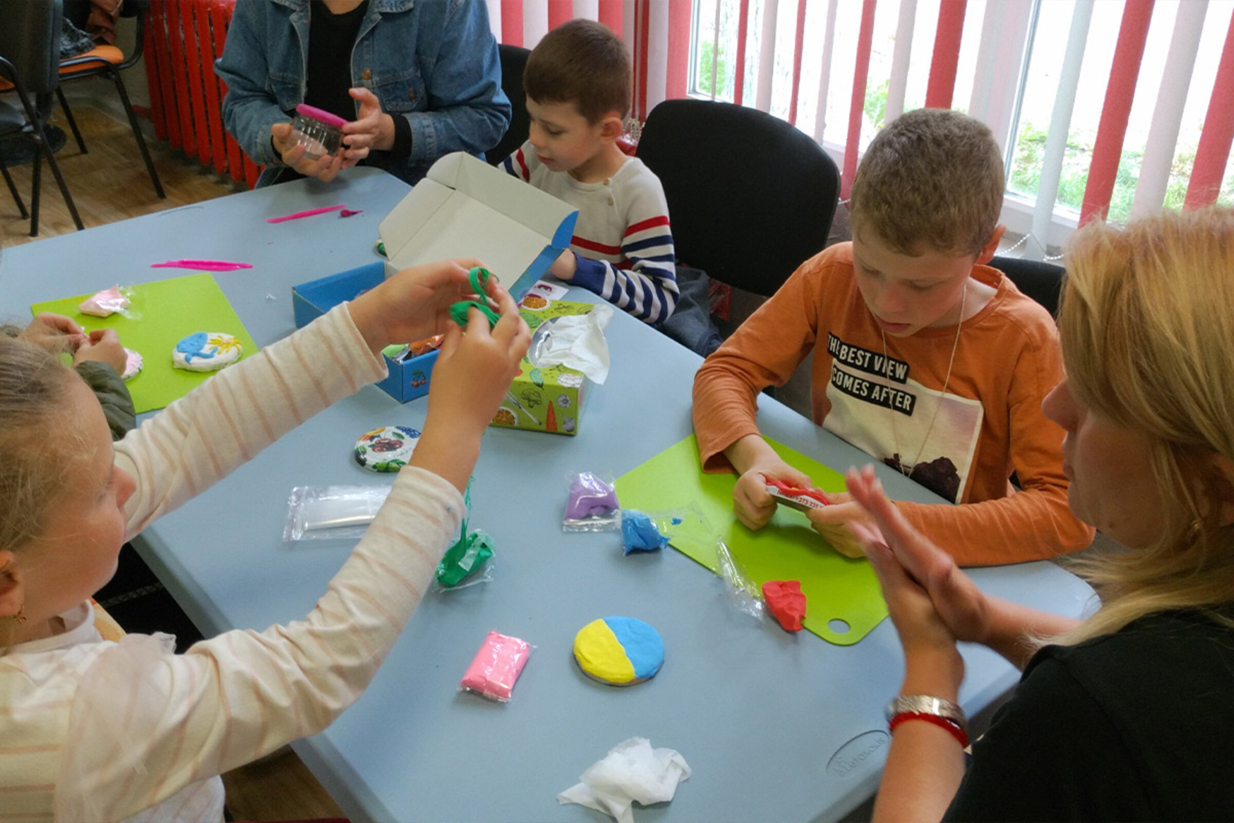 Ukrainische Kinder basteln gemeinsam
