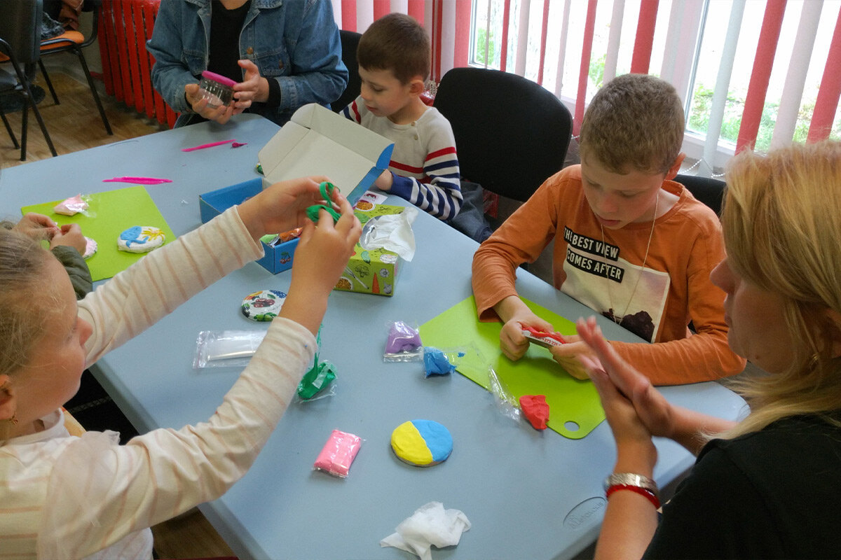 Ukrainische Kinder basteln gemeinsam