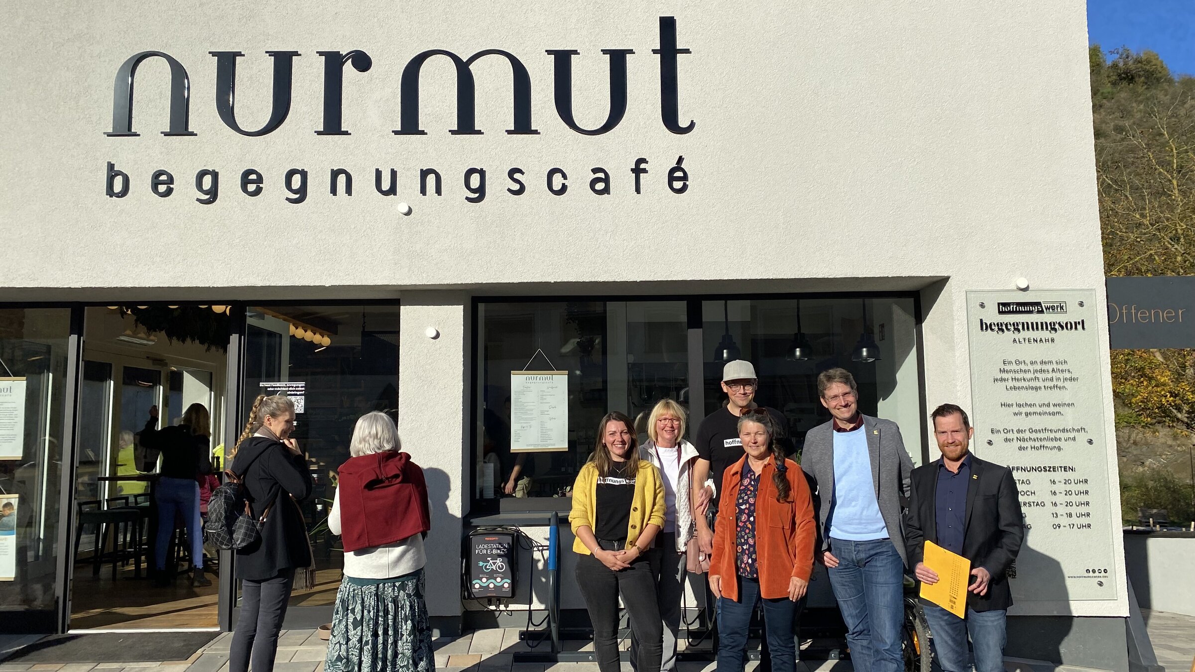 Help-Vorstand vor dem Begegnungscafé "nur mut" in Altenahr