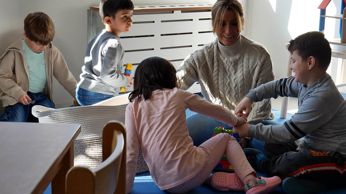 Mehrere Kinder spielen in der Kita Steinweg in Stolberg.