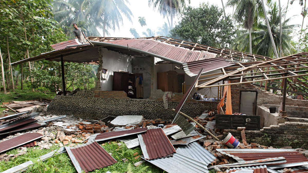 Schäden nach Erdbeben in Indonesien Eingestürztes Haus nach Erdbeben in Indonesien