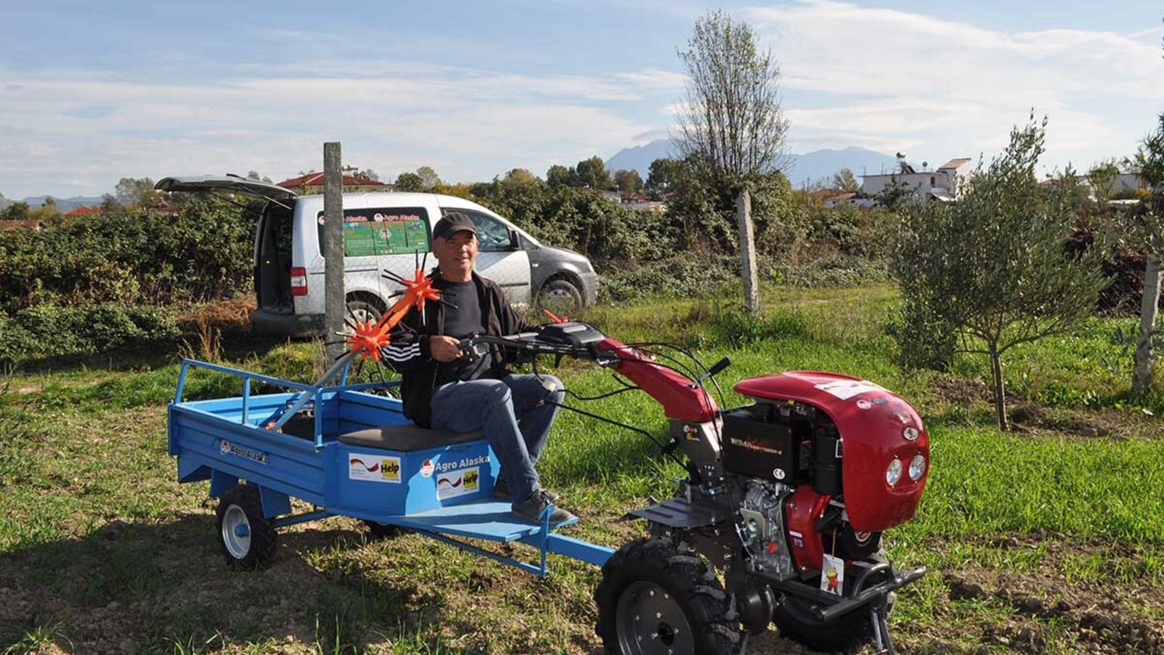 Ein Landwirt in Albanien freut sich über die neue Ausrüstung, die er von Help erhalten hat.