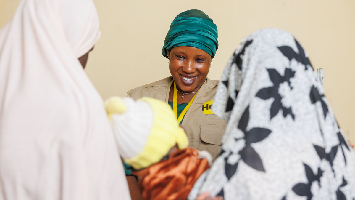 Fatoumata Maiga im Gespräch mit zwei Frauen