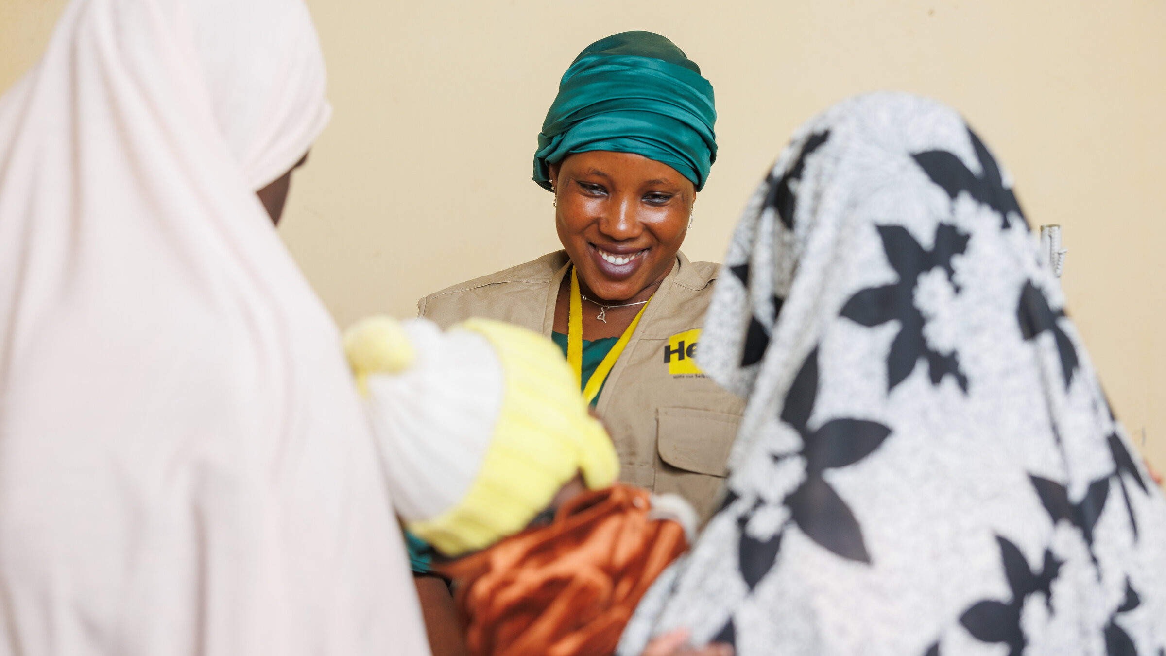 Fatoumata Maiga im Gespräch mit zwei Frauen