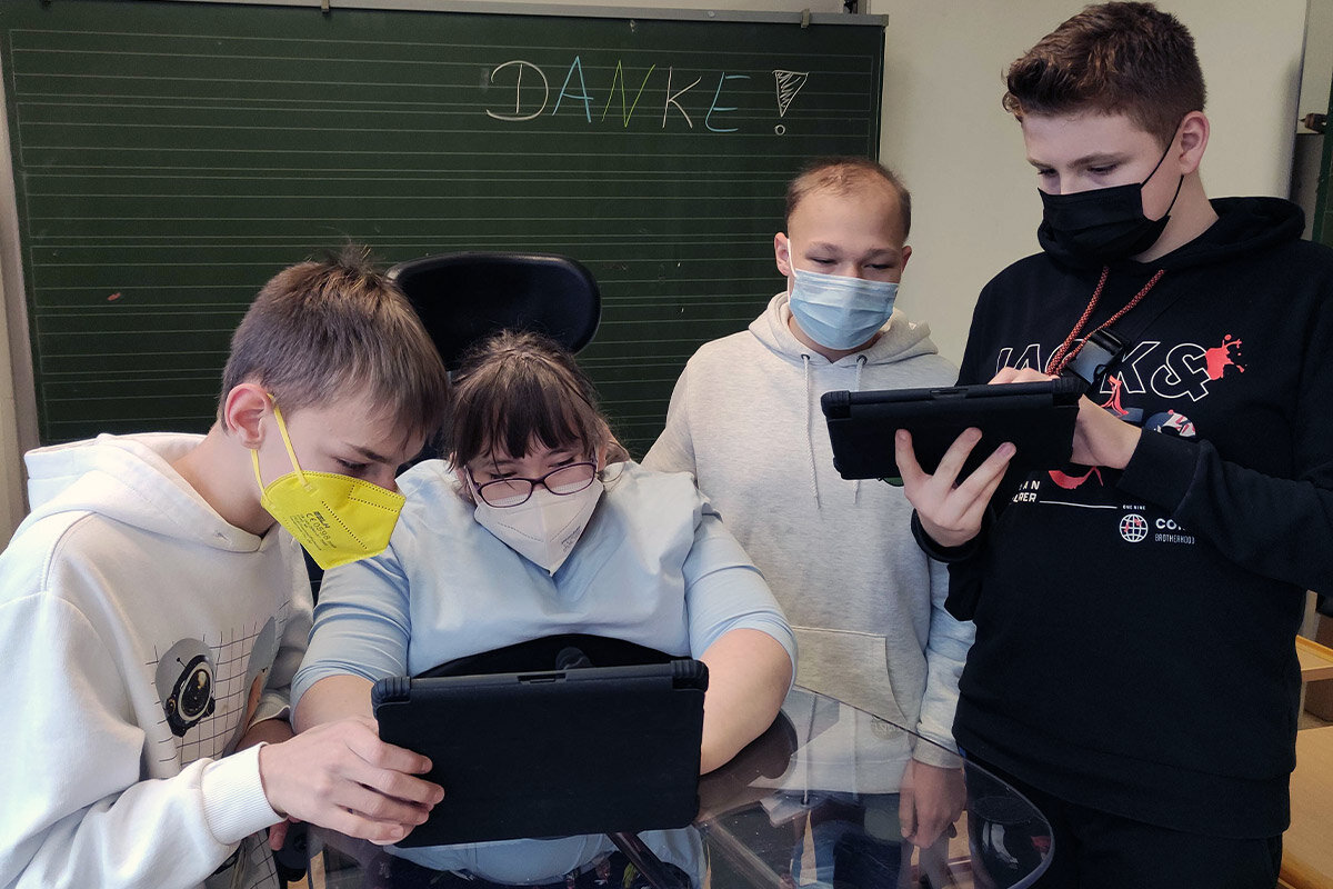 Vier Kinder der LVR-Paul-Klee-Schule mit neuen Lernmedien