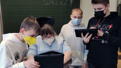 Vier Kinder der LVR-Paul-Klee-Schule mit neuen Lernmedien
