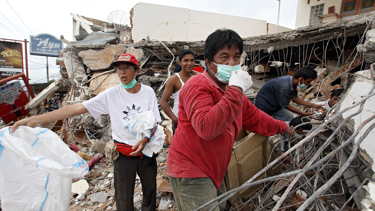 Indonesien spenden: Nothilfe nach Erdbeben Nothilfe nach Erdbeben in Indonesien: Helfer suchen in den Trümmern nach Überlebenden