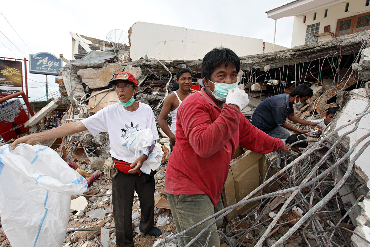 Indonesien spenden: Nothilfe nach Erdbeben Nothilfe nach Erdbeben in Indonesien: Helfer suchen in den Trümmern nach Überlebenden