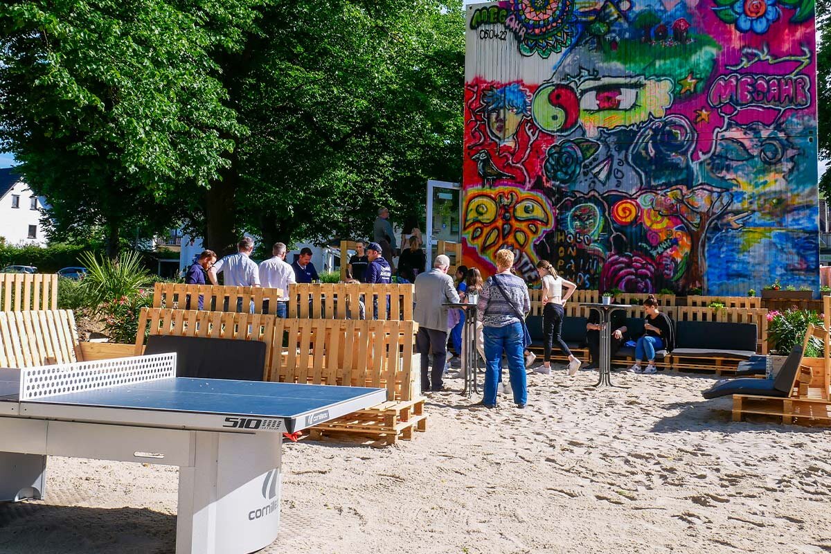 Graffiti-Wand und Außenbereich des Jugendtreffs